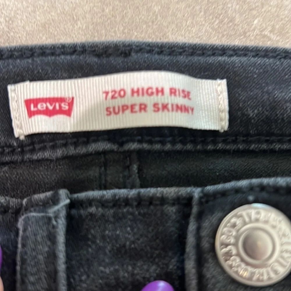 Levi’s High Rise Super Skinny Distressed Jeans Size 8